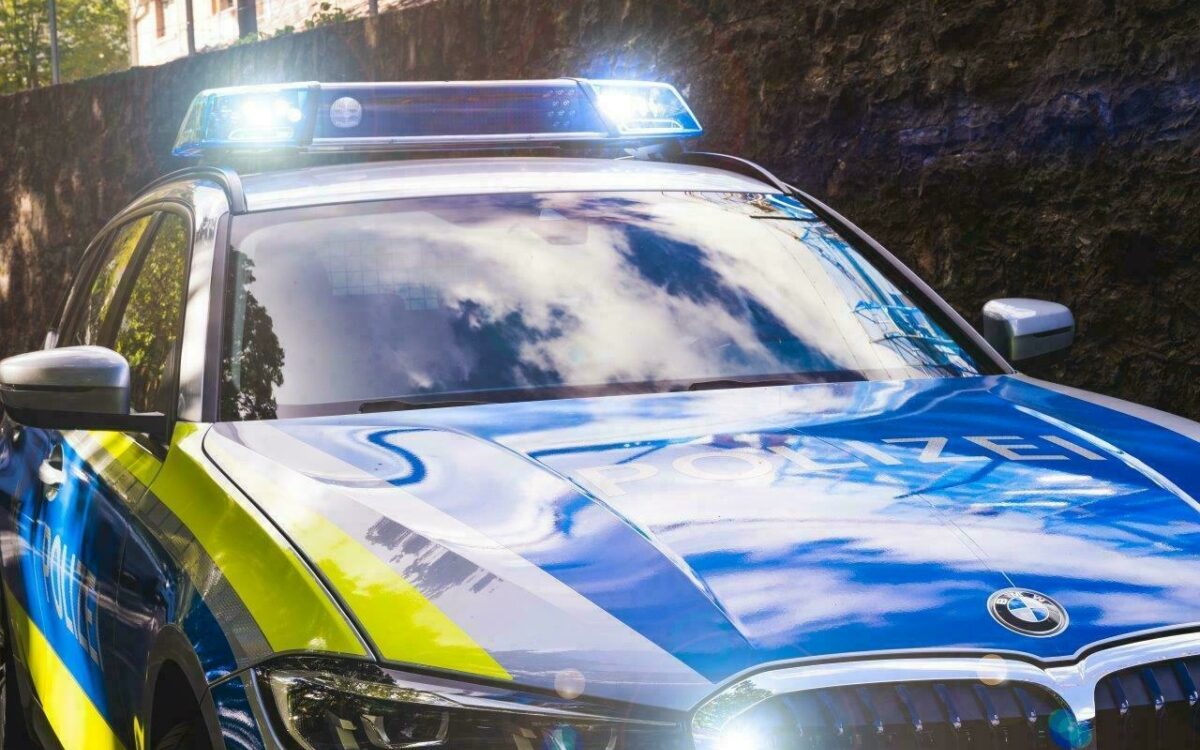 Polizei im Einsatz ein Polizeiauto steht mit Blaulicht am Straßenrand Polizei im Einsatz ein Polizeiauto steht mit Blaulicht am Straßenrand